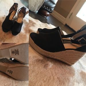 Black wedges